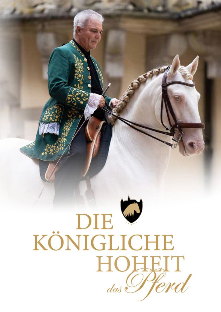 Hintergrundbild für die Bestellung der DVD 'die königliche Hoheit - das Pferd' zusehen ist ein fein gekleideter Herr auf einen weissen Dressurpferd